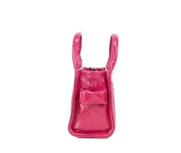 Sac à main en cuir magenta à bandoulière The Shiny Crinkle Micro Tote de Marc Jacobs