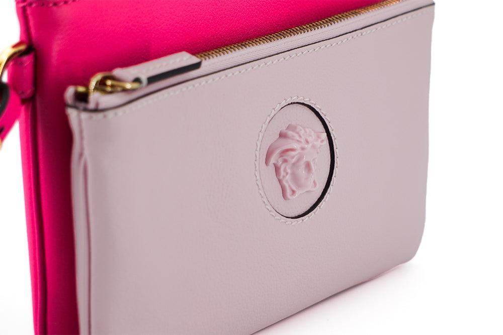 Pochette Versace en cuir de veau rose avec détails Medusa emblématiques