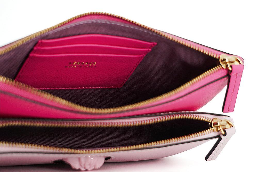 Pochette Versace en cuir de veau rose avec détails Medusa emblématiques