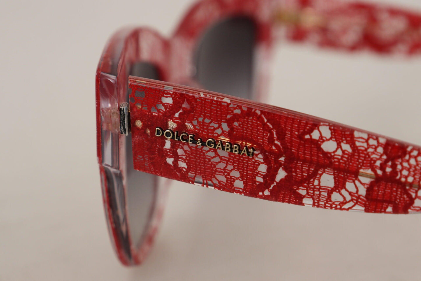 Lunettes de soleil élégantes Dolce & Gabbana avec détails en dentelle rouge