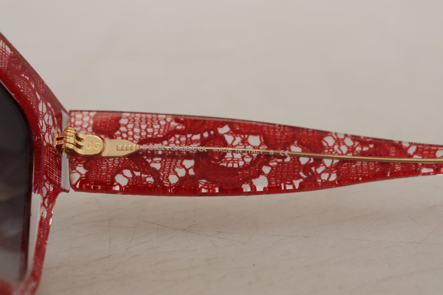 Lunettes de soleil élégantes Dolce & Gabbana avec détails en dentelle rouge