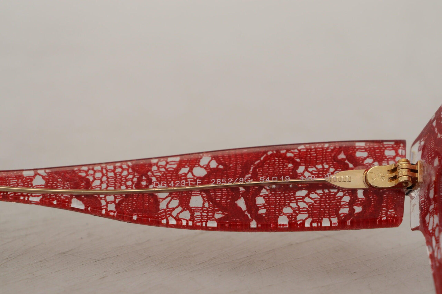 Lunettes de soleil élégantes Dolce & Gabbana avec détails en dentelle rouge