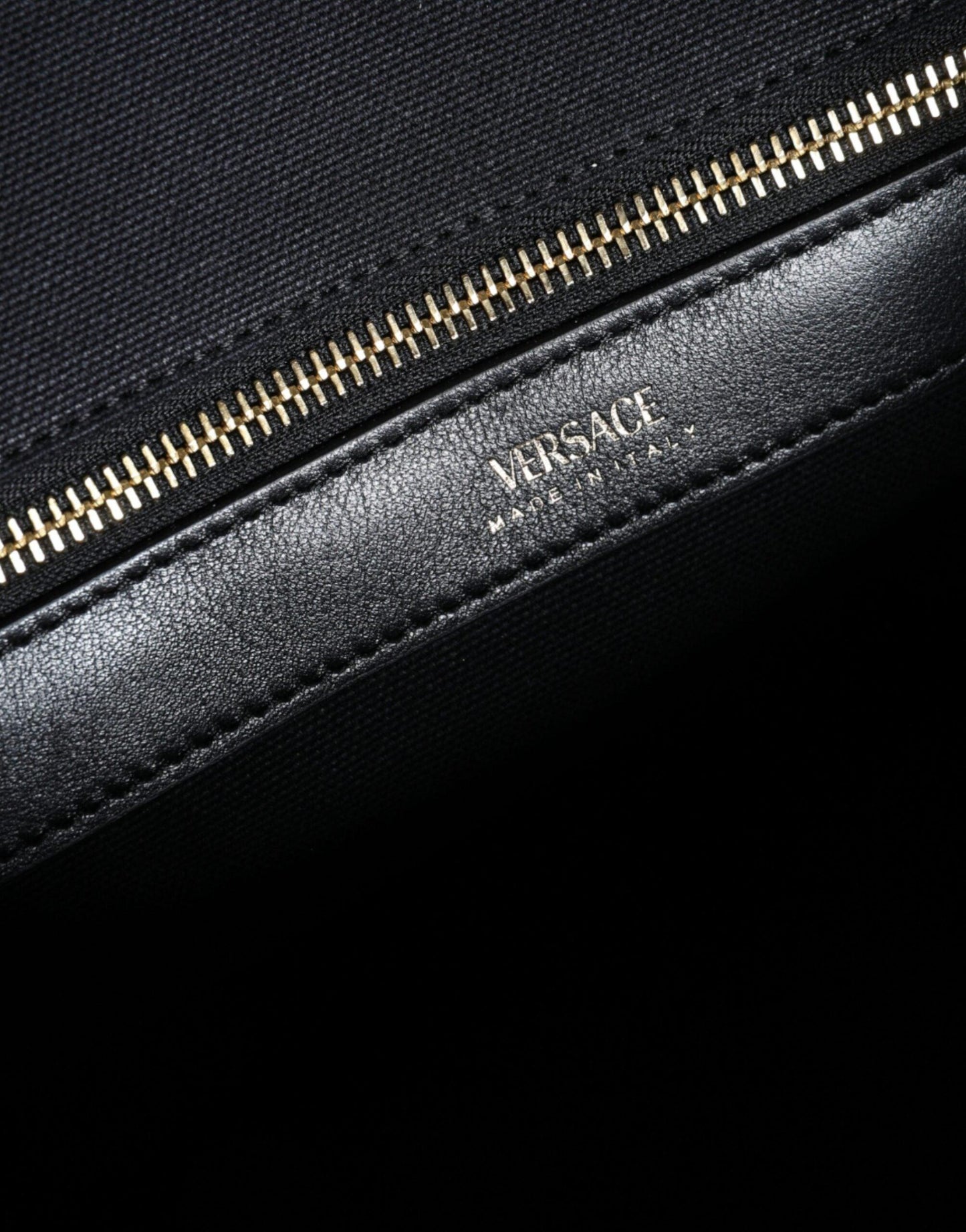Sac fourre-tout à bandoulière en cuir noir avec logo Versace