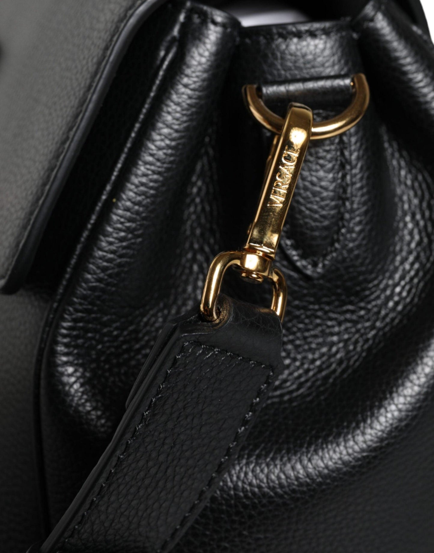 Sac bandoulière en cuir de veau grainé noir Versace