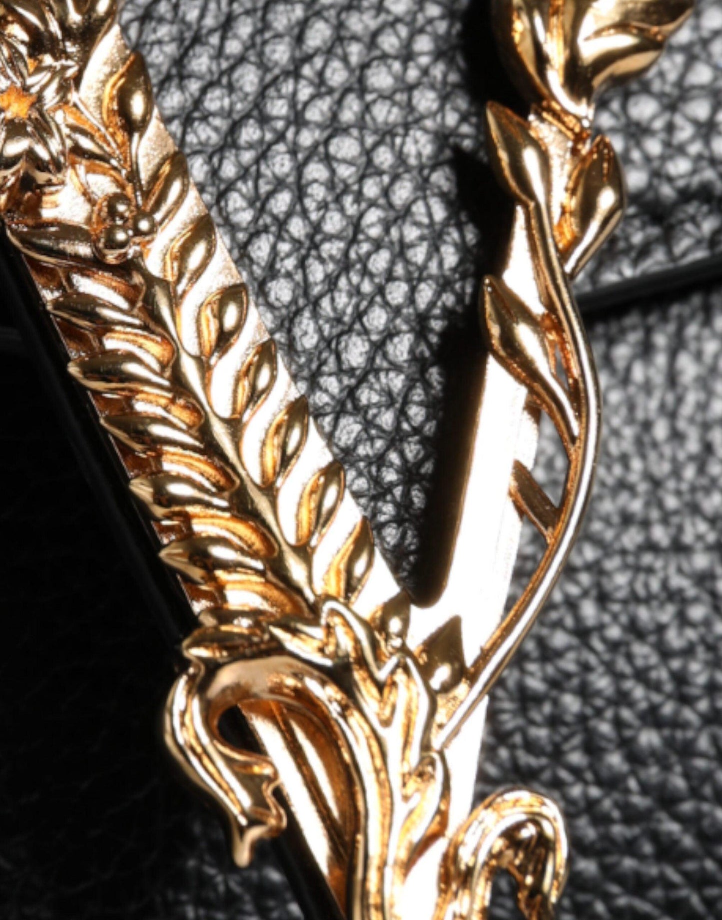 Sac bandoulière en cuir de veau grainé noir Versace
